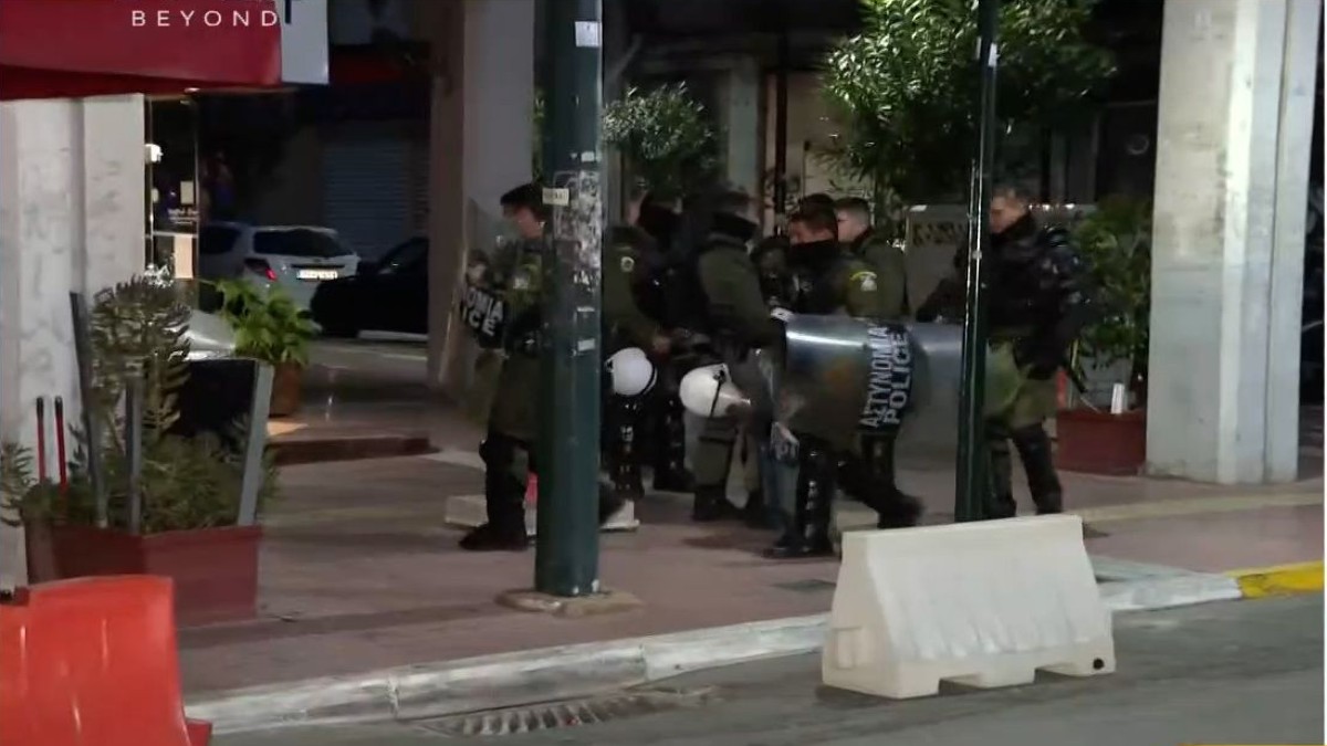 Πέραμα: Έφτασαν στα δικαστήρια Πειραιά οι 7 αστυνομικοί – Τους χειροκρότησαν και φώναζαν «ήρωες» (Video)
