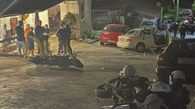 Πέραμα: Ρομά έκλεισαν την Αττική Οδό – Πετροπόλεμος με την Αστυνομία