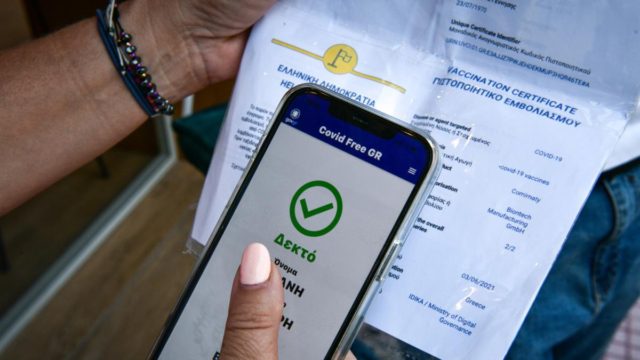 Συναγερμός για πλαστά πιστοποιητικά εμβολιασμού – Η ταρίφα φτάνει τα 200 ευρώ