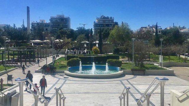 Η φωτογραφία της ημέρας: Ο κυριακάτικος καφές στην πλατεία Νέας Σμύρνης
