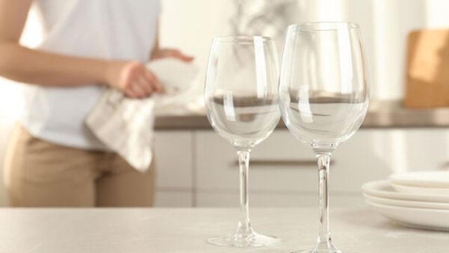 4 λύσεις για να φύγει η μυρωδιά του αυγού από το ποτήρι