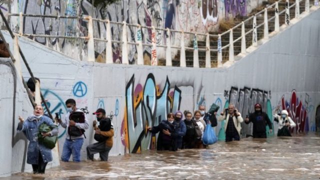Κακοκαιρία «Μπάλλος»: Η στιγμή που οι επιβάτες βγαίνουν από το λεωφορείο που εγκλωβίστηκε στην Ποσειδώνος (vids)