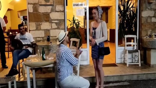 Πρόταση γάμου που παραλίγο να καταλήξει σε φιάσκο – Το «παγωμένο» ύφος της κοπέλας (Video)