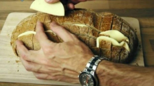 Τύλιξε το ψωμί σε αλουμινόχαρτο και το έψησε στο φούρνο – Όταν το έβγαλε… απίστευτο (Video)