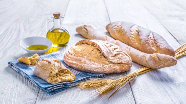 Τρώτε ψωμί βουτηγμένο σε ελαιόλαδο; Δείτε τι αποκαλύπτουν οι έρευνες