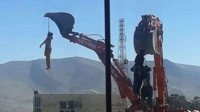 Φρίκη! Ταλιμπάν κρεμούν πτώματα από γερανούς στο Αφγανιστάν