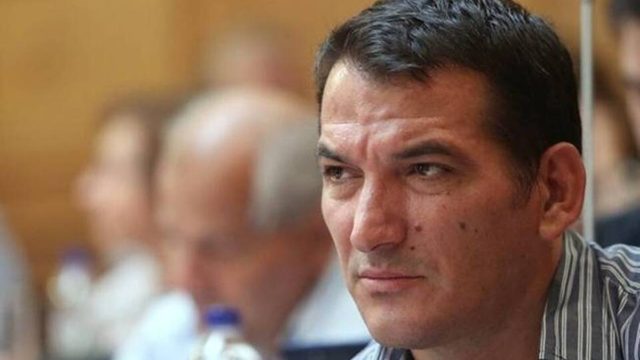 Δύσκολες ώρες για τον Πύρρο Δήμα – Τραγική φιγούρα στην κηδεία της μητέρας του