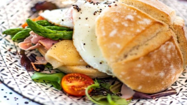 9+1: Τα καλύτερα μαγαζιά για brunch στον Πειραιά σας περιμένουν να τα γευτείτε!