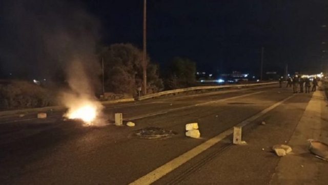 Νέα διαμαρτυρία Ρομά στα Μέγαρα – Έκλεισε η Εθνική Αθηνών-Κορίνθου