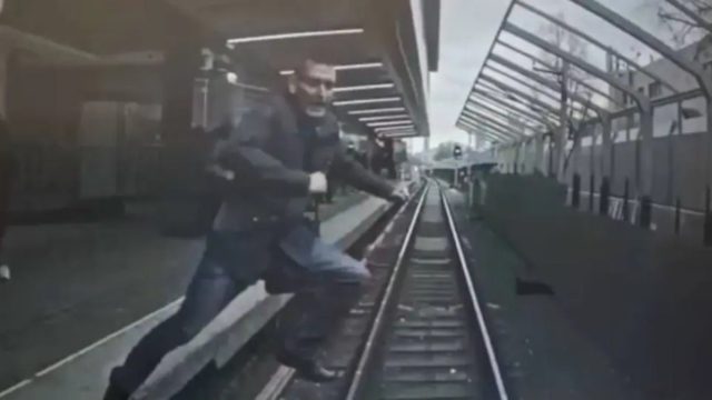 Απίστευτο! Πήδηξε μπροστά σε συρμό καθώς έφτανε στον σταθμό (vid)