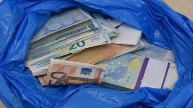 Απίστευτo: Πέταξε σακούλα με 8.000 ευρώ από το μπαλκόνι