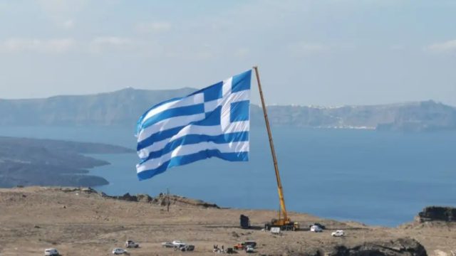 Η φωτογραφία της ημέρας: Η πιο μεγάλη ελληνική σημαία στη Σαντορίνη