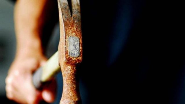 Ιστιαία: Απατημένος σύζυγος χτύπησε τον εραστή της γυναίκας του με σφυρί στο κεφάλι – «Μου @@@@@ την γυναίκα ρε;»