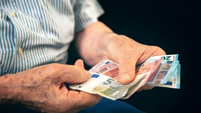 Προκαταβολή συντάξεων: Ποιοι πρέπει να επιστρέψουν ποσά