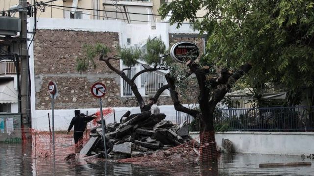 Κακοκαιρία Μπάλλος: Έπεσε μπαλκόνι πολυκατοικίας στο Χαλάνδρι (videos)