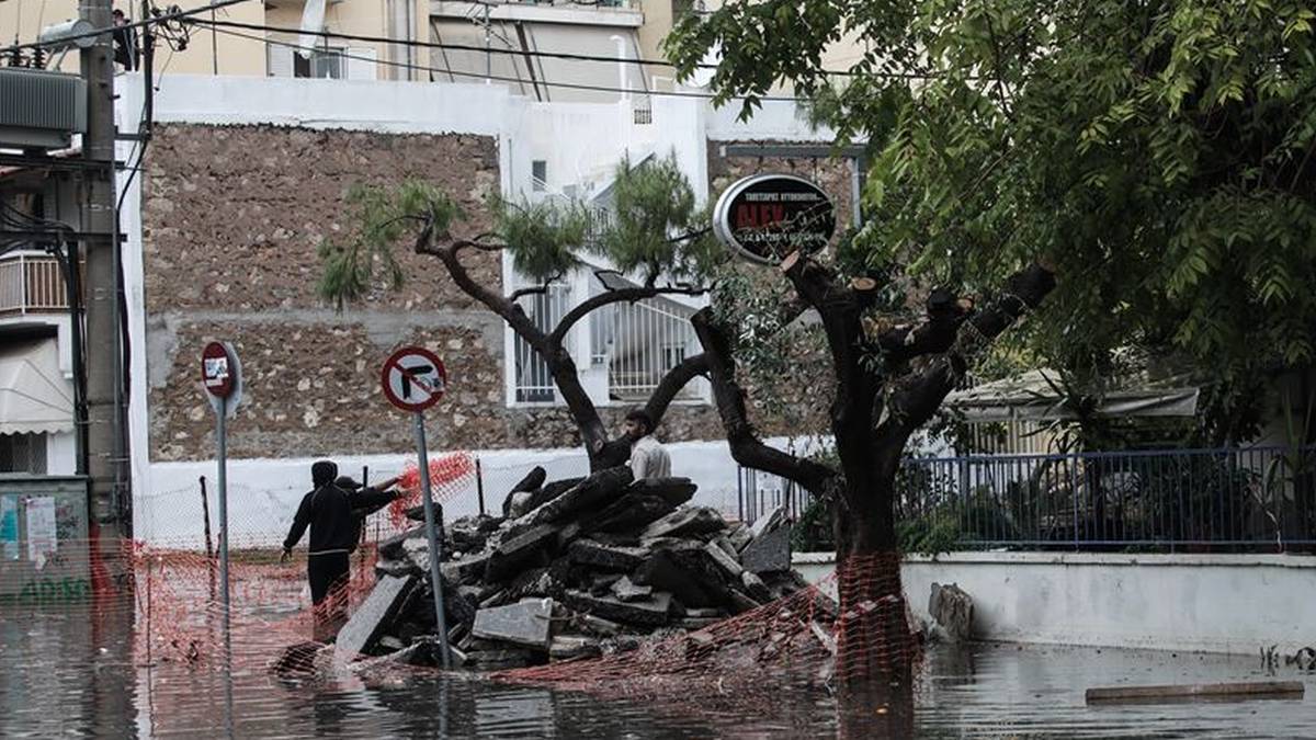 Κακοκαιρία Μπάλλος: Έπεσε μπαλκόνι πολυκατοικίας στο Χαλάνδρι (videos)