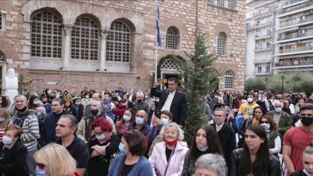 Περίπατο τα μέτρα στη Θεσσαλονίκη! «Γιορτάζει» ο κορωνοϊός εν μέσω… Αγίου Δημητρίου – Πιστοί χωρίς μάσκες ασπάζονται εικόνες (Video)