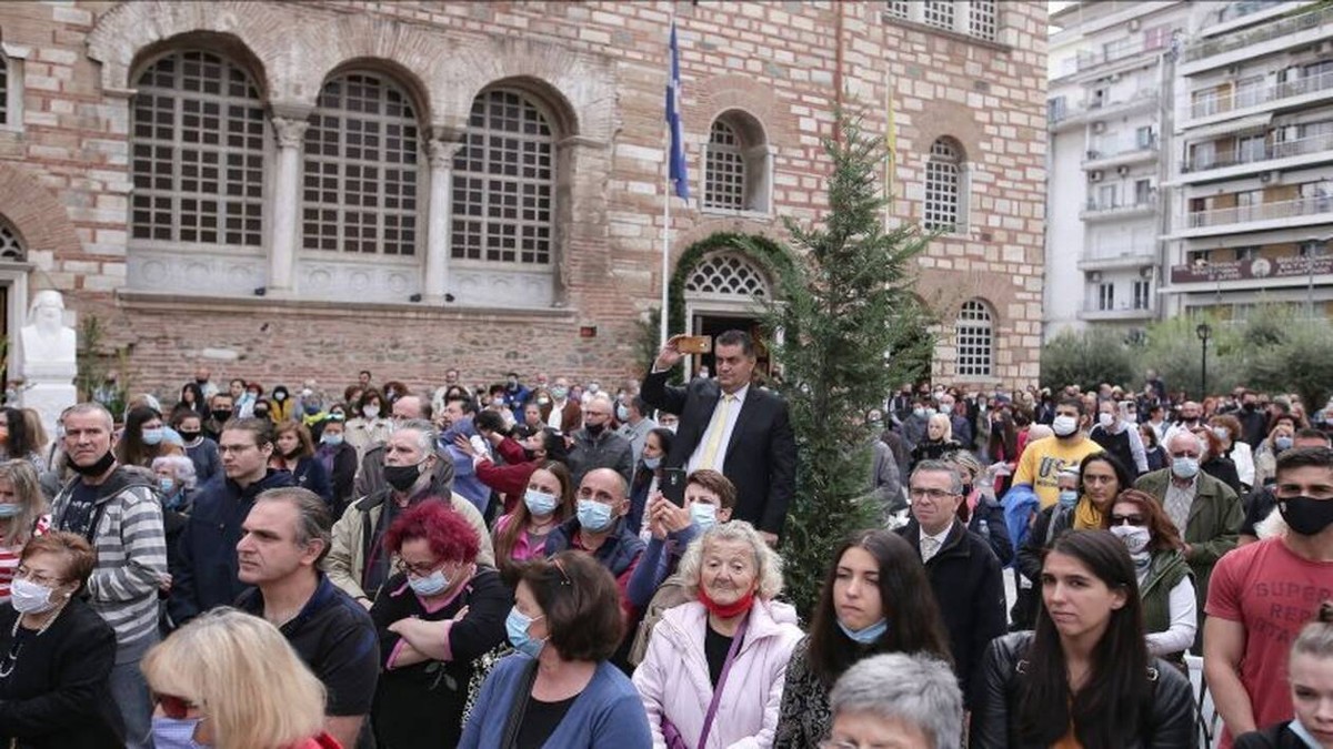 Περίπατο τα μέτρα στη Θεσσαλονίκη! «Γιορτάζει» ο κορωνοϊός εν μέσω… Αγίου Δημητρίου – Πιστοί χωρίς μάσκες ασπάζονται εικόνες (Video)