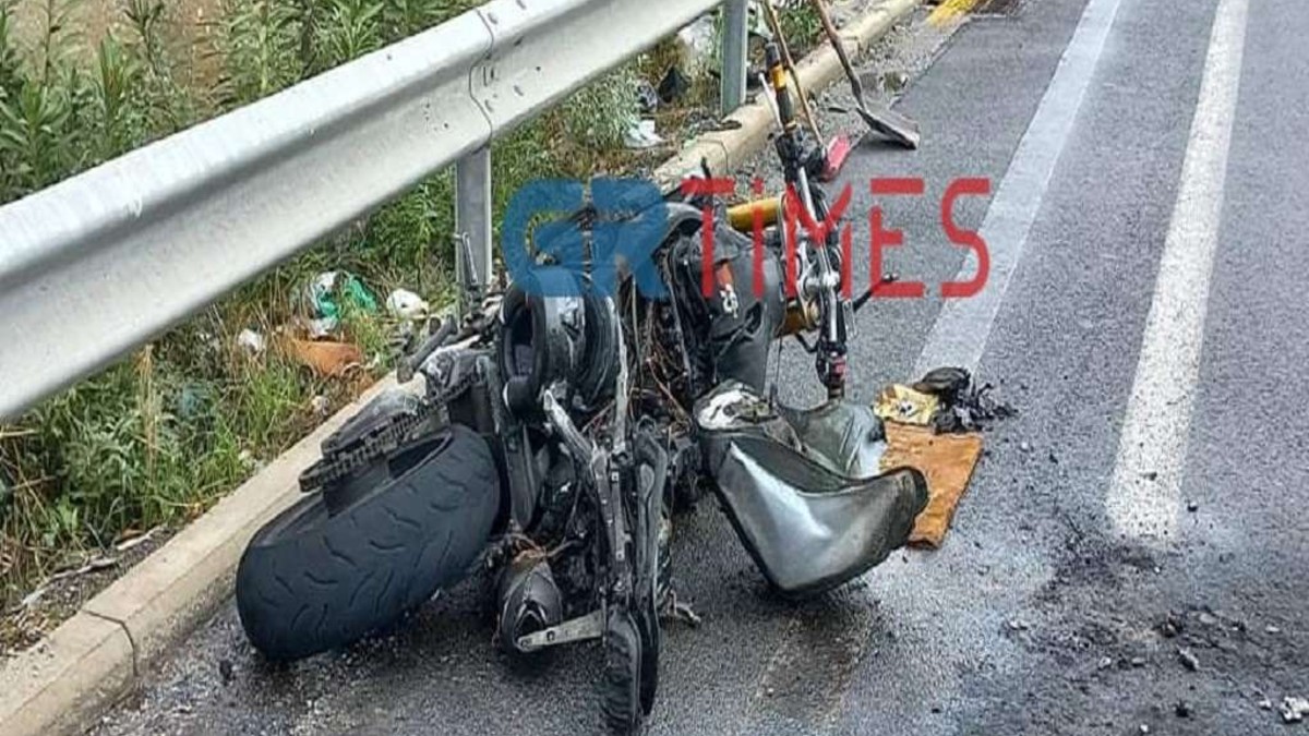 Συναγερμός στη Θεσσαλονίκη: Μηχανή τυλίχτηκε στις φλόγες μετά από τροχαίο – Ένας σοβαρά τραυματίας