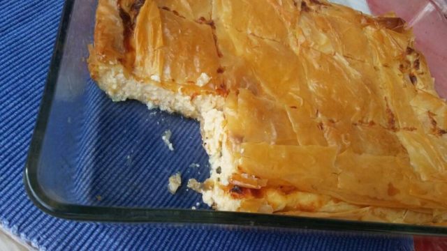 Εύκολη τυρόπιτα με γέμιση από σιμιγδαλόκρεμα
