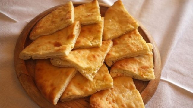 Χατζαπούρι: Η γεωργιανή τυρόπιτα που θα λατρέψετε