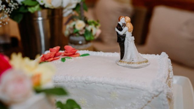 Η νύφη και ο γαμπρός έκατσαν μπροστά στη γαμήλια τούρτα για φωτογραφία – Έμειναν άναυδοι με αυτό που είδαν να συμβαίνει