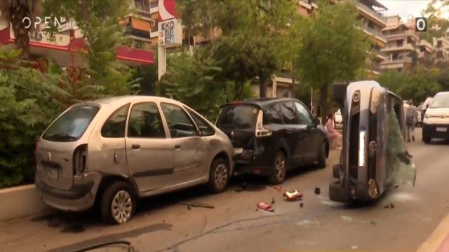 Σοκαριστικό τροχαίο στη Νέα Σμύρνη: Αυτοκίνητο αναποδογύρισε στη μέση του δρόμου (Video)