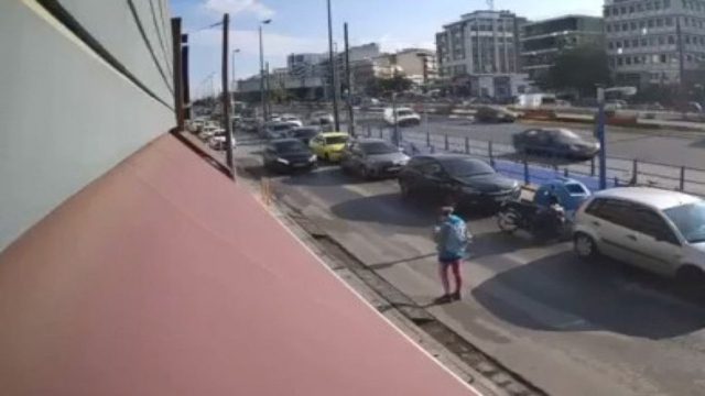 Βίντεο σοκ από τροχαίο στη Συγγρού: Η στιγμή που αυτοκίνητο παρασύρει πεζή