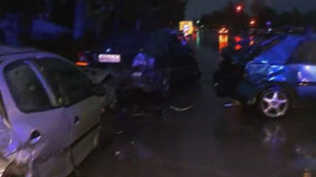 Καραμπόλα στη Θεσσαλονίκη: ΙΧ έπεσε πάνω σε σταθμευμένα αυτοκίνητα