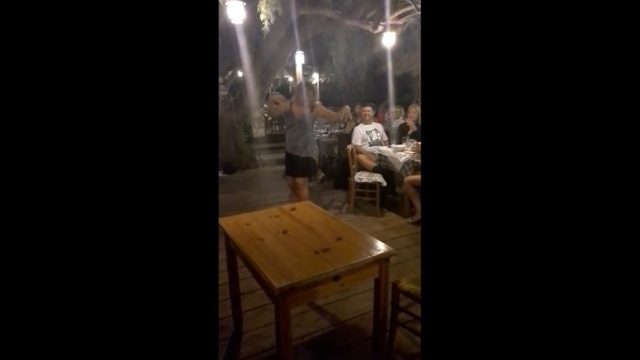 Μείναμε… στον τόπο: Ξανθιά ζουμερή γυναικάρα χορεύει τσιφτετέλι τουρκικό και ζαλίζει όλο το μαγαζί