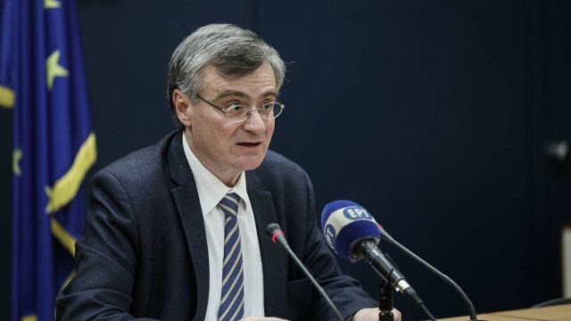 Οριστική ταφόπλακα στους ανεμβολίαστους από Τσιόδρα: Κανονική ζωή για τους εμβολιασμένους