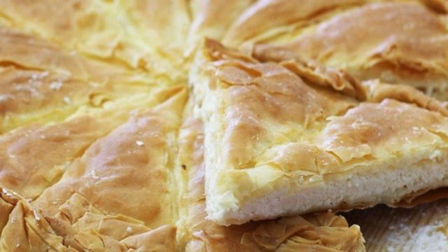 Η πιο νόστιμη τυρόπιτα με λίγα υλικά – Αφράτη και λαχταριστή