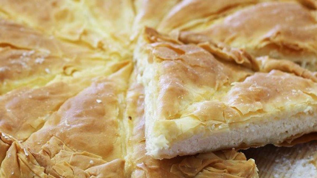 Η πιο νόστιμη τυρόπιτα με λίγα υλικά – Αφράτη και λαχταριστή