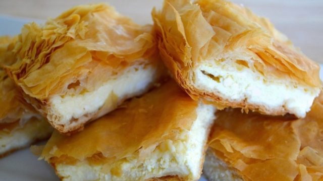 Τσαλακωτή τυρόπιτα με φύλλο κρούστας και μόλις πέντε υλικά