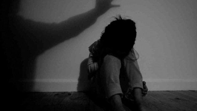 Κακοποίηση 8χρονης στη Ρόδο: «Το παιδί έκλαιγε συνεχώς, φοβόταν και έβριζε χωρίς λόγο» λέει η μητέρα