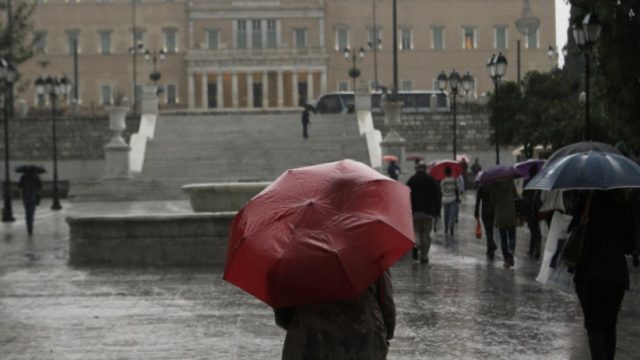 Έπεσαν μάρμαρα και μπήκαν νερά στη Βουλή! Η κακοκαιρία «Μπάλλος» σφυροκοπά την Αττική (photo)