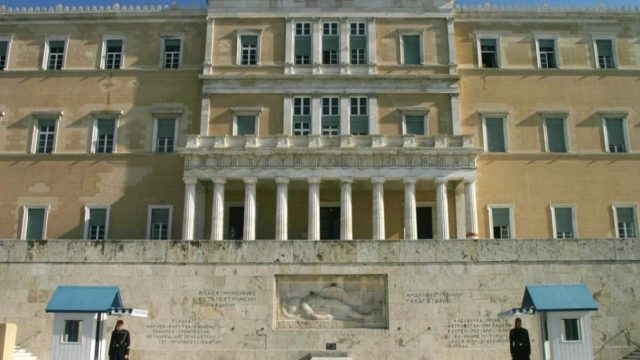Συναγερμός: Κίνδυνος κατάρρευσης για το κτήριο της Βουλής; Εντοπίστηκαν ρήγματα! (Video)