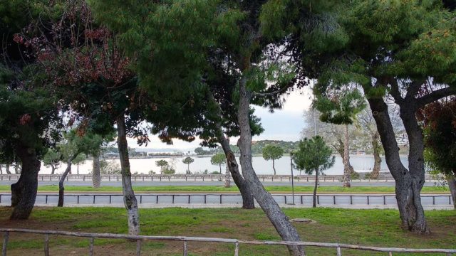 Σοκ στη Βουλιαγμένη: Παιδόφιλος «άρπαξε» μέρα μεσημέρι μαθητή και άρχισε να τον θωπεύει