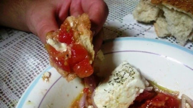 Πάρτι μικροβίων με τις «βούτες» του ψωμιού στο λάδι σύμφωνα με επιστήμονες – Προσοχή