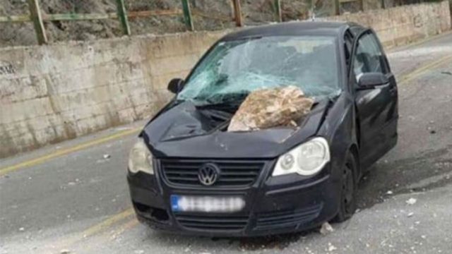 Σοκαριστική εικόνα: Βράχος έπεσε σε αυτοκίνητο ενώ ήταν εν κινήσει