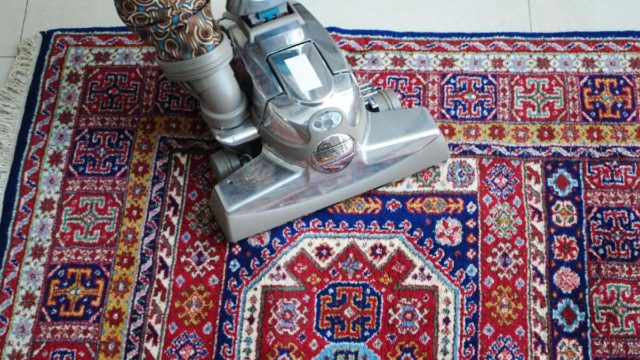 Έβγαλε τα χαλιά για τον χειμώνα και μύριζαν απαίσια: Δοκίμασε το κόλπο με τη μαγειρική σόδα και…