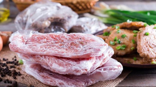 Πώς να ξεπαγώσετε το κρέας σε 10-15 λεπτά! (vid)