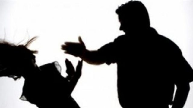Φρίκη στο Βόλο: Την έσυρε από τα μαλλιά και τη χτυπούσε μπροστά στον 9χρονο γιο της