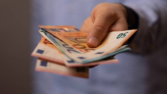 Αφορολόγητες γονικές παροχές: Τα SOS για όσους ξεκινούν μεταβιβάσεις ακινήτων – χρημάτων! Δωρεές μέχρι 800.000 ευρώ