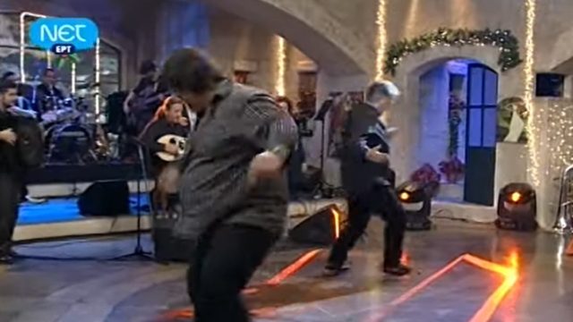 Δακρύσαμε: Το πιο ξεκαρδιστικό ζεϊμπέκικο όλων των εποχών από δύο κορυφαίους ηθοποιούς που μας έκανε να… πέσουμε στα πατώματα