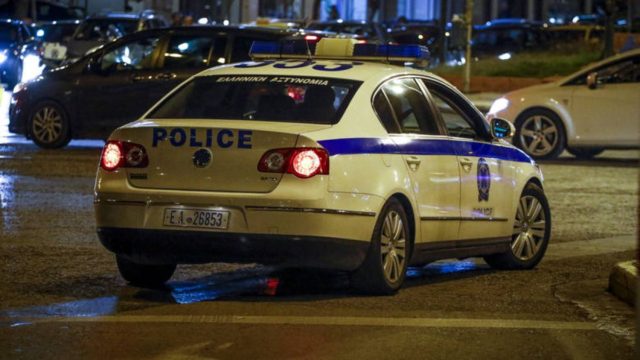 Θρίλερ στου Ζωγράφου: Επίθεση σε καφετέρια – Φοιτητής τραυματίστηκε από φωτοβολίδα (Video)