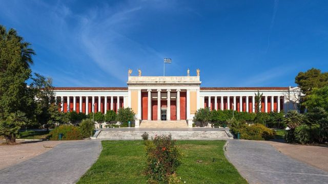 Σοκ με δίχρονο παιδάκι: Το εγκατέλειψαν έξω από το Αρχαιολογικό Μουσείο