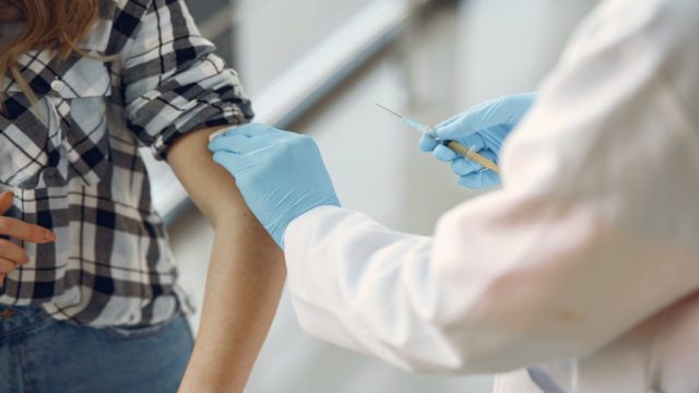 Μαγιορκίνης – Μεγάλο κέρδος με την αναμνηστική δόση εμβολίου