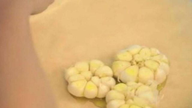 Τυλίγει με αλουμινόχαρτο τα σκόρδα και τα βάζει στο φούρνο – Ο λόγος; Τρομερός