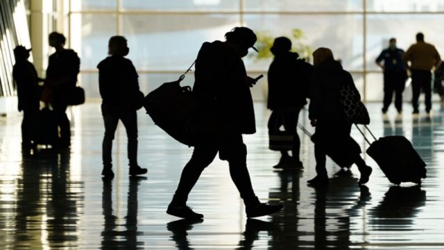 Μετάλλαξη της Μποτσουάνας: «Μπλόκο» όλων των πτήσεων από τη Νότια Αφρική στην ΕΕ – Τι αναφέρει ο ΕΜΑ για τα εμβόλια
